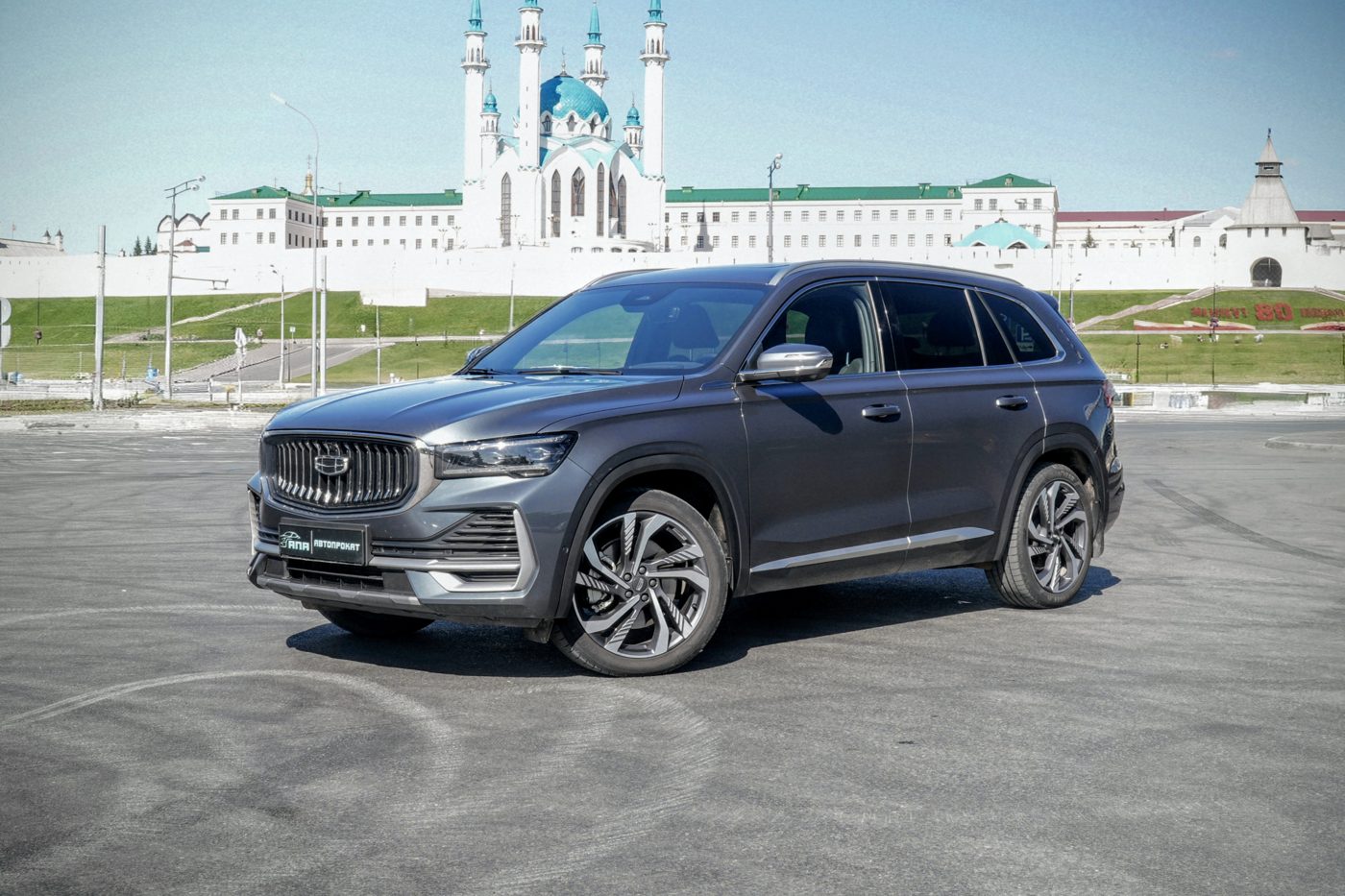 Серый Geely Monjaro на фоне Казанского кремля